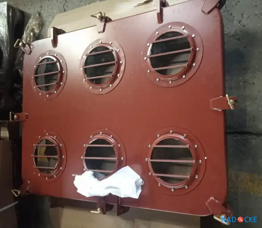 Крышка светового люка барашковыми задрайками 900х1200