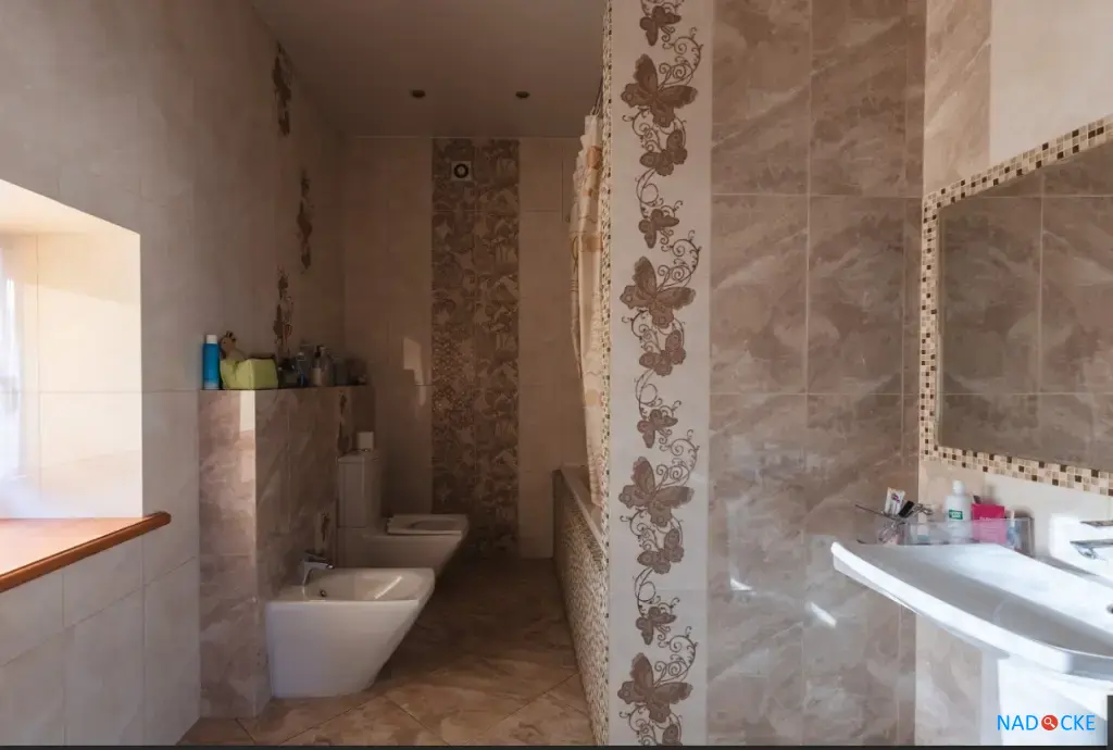 5-комнатная квартира с гаражом и собственной территорией